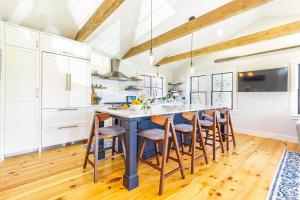 Renovated kitchen less than 2 miles to Beach!