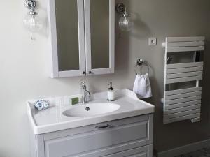 Demeure restaurée avec chambres privatives, proche Loire, vignes et activités outdoor - FR-1-590-240