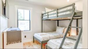 Renovated kitchen less than 2 miles to Beach!