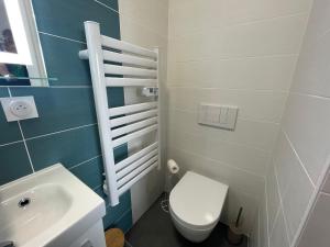 Maison contemporaine rénovée avec étang privé et terrasse, proche plage - 3 chambres, wifi inclus - FR-1-426-517
