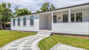 Renovated kitchen less than 2 miles to Beach!
