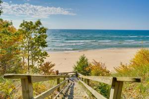 obrázek - Spacious Cottage on Lake Michigan Stunning Views!