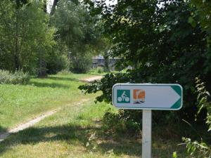 B&B / Chambres d'hotes Chambre spacieuse pour 4 pers. avec SDB privee et PDJ inclus a Chateauroux - FR-1-591-388 : photos des chambres