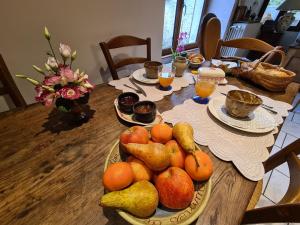 B&B / Chambres d'hotes Suite Familiale Privatisee avec Petit Dejeuner, Salon et Chambres au 1er Etage - FR-1-591-396 : photos des chambres