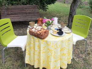 B&B / Chambres d'hotes Suite Familiale Privatisee avec Petit Dejeuner, Salon et Chambres au 1er Etage - FR-1-591-396 : photos des chambres
