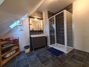 B&B / Chambres d'hotes Suite Familiale Privatisee avec Petit Dejeuner, Salon et Chambres au 1er Etage - FR-1-591-396 : photos des chambres