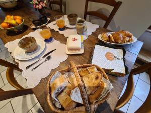 B&B / Chambres d'hotes Suite Familiale Privatisee avec Petit Dejeuner, Salon et Chambres au 1er Etage - FR-1-591-396 : photos des chambres