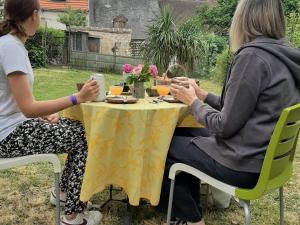 B&B / Chambres d'hotes Suite Familiale Privatisee avec Petit Dejeuner, Salon et Chambres au 1er Etage - FR-1-591-396 : photos des chambres