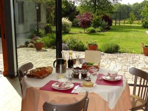 B&B / Chambres d'hotes Guestroom Vitry-aux-Loges, 2 pieces, 4 personnes - FR-1-590-265 : photos des chambres