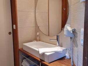 B&B / Chambres d'hotes Guestroom Vitry-aux-Loges, 2 pieces, 4 personnes - FR-1-590-265 : photos des chambres