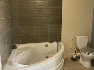 Détente près du Loir : Chambre et salon privés, idéal pour randonnées et proche des 24H du Mans - FR-1-410-387