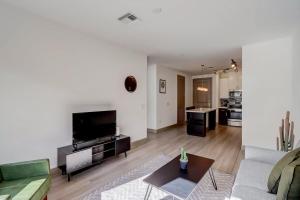 Modern CozySuites on the Town Lake waterfront 18