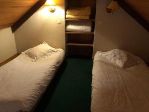 B&B / Chambres d'hotes Charmantes chambres d'hotes avec piscine et coin cuisine pres de l'abbaye de Solesmes - FR-1-410-404 : photos des chambres