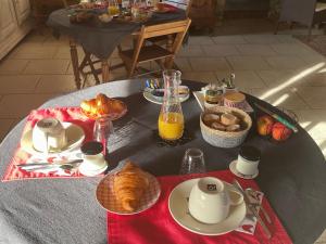 B&B / Chambres d'hotes Charmant logement avec piscine et table d'hotes, proche de Solesmes et de l'abbaye. - FR-1-410-407 : photos des chambres