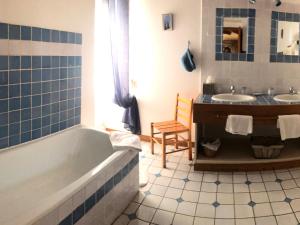 B&B / Chambres d'hotes Charmant logement avec piscine et table d'hotes, proche de Solesmes et de l'abbaye. - FR-1-410-407 : photos des chambres