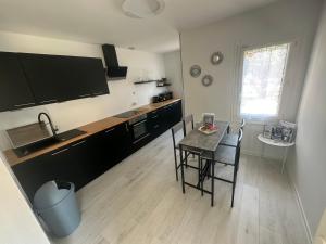 Gîte 10 pers. avec jardin à 200m des commerces, proche Loire et forêt dOrléans - FR-1-590-281