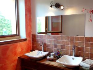 B&B / Chambres d'hotes Guestroom Fougerolles, 2 pieces, 4 personnes - FR-1-591-475 : photos des chambres