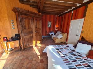 B&B / Chambres d'hotes Roulotte confortable avec balcon en bois, climatisation et pret de velos, pres du Chateau de Sully - FR-1-590-287 : photos des chambres
