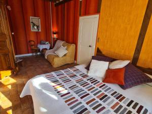 B&B / Chambres d'hotes Roulotte confortable avec balcon en bois, climatisation et pret de velos, pres du Chateau de Sully - FR-1-590-287 : photos des chambres