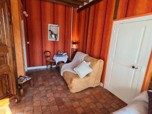 B&B / Chambres d'hotes Roulotte confortable avec balcon en bois, climatisation et pret de velos, pres du Chateau de Sully - FR-1-590-287 : photos des chambres