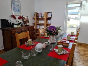 B&B / Chambres d'hotes Guestroom Cravant, 1 piece, 3 personnes - FR-1-590-309 : photos des chambres