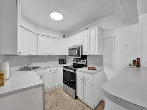 Cute Ocean View Condo Beach Service 1217