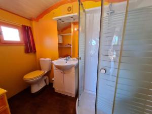 B&B / Chambres d'hotes Ferme de charme avec chambre independante, parking prive et pret de velos - FR-1-590-411 : photos des chambres