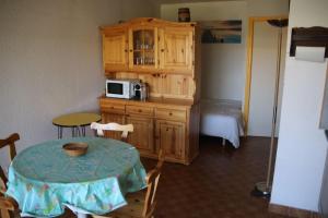 Studio 63, Héliopolis E au village naturiste