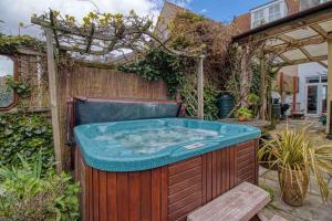 Large character home, hot tub, beach 5 min walk