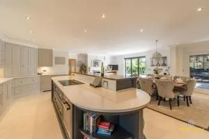 Luxe Home with Cinema, Games Room & Sauna - Beaconsfield