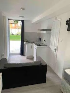 Cosy Studio Flat-Just Renovated-Free Street Parking & Independent Entrance - Sunbury Common