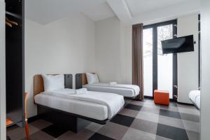 Quadruple Room - Disability Access room in easyHotel Maastricht City Centre