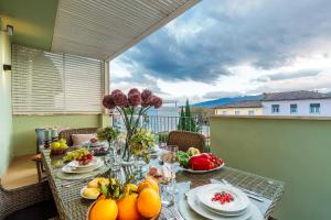 Serenity Vista Penthouse with Terrace in the City