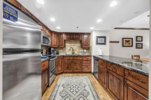 Modern 2BR Condo Near Ski Lift Walk Everywhere