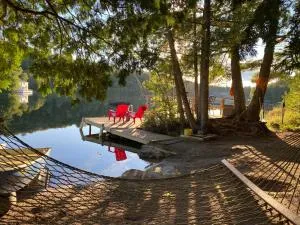Waterfront Chalet - Serendipity Hideaway - Swim, Paddleboards, Cozy Firepit, Family-Friendly, WiFi - Entrelacs