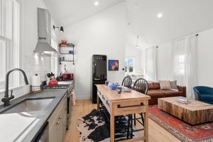 Romeo y Julieta by Brightwild Steps to 7th Ave