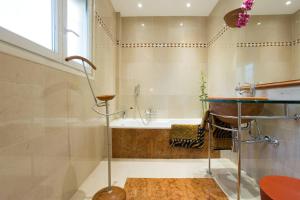 Appartements Appartement chic a Cannes, avec terrasse et cheminee, 83 m² : photos des chambres
