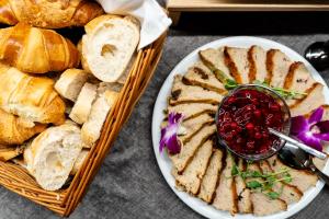 Mazurkowa - z widokiem na Karkonosze i Śnieżkę, darmowy parking, obok restauracja Mazurkowa Chata