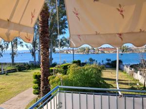 Top floor on villa, 3 from center, by the sea! Host is Efi Kwsta