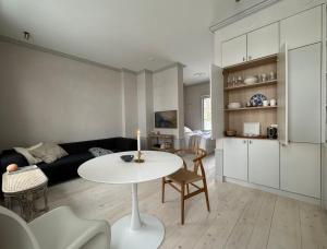 Uniikki ja tunnelmallinen empireasunto Hämeenlinnan ydinkeskustassa