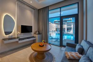 Chalet King Bed - Direct pool access  room in Kay Homes Villas Ras Al Khaimah