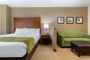 King Room with Work Area room in Comfort Suites Marysville-Yuba City