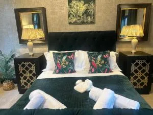 Park View is a beautiful whole entire house close to town centre, sleeps 8 in 4 rooms, 2 doubles and 4 single beds with 2 shower rooms, available for holidays, insurance stays, trades people, contractors, pets welcome - Upwell