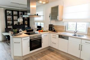 Forsthaus, exclusives 5-Sterne Reetdachhaus für 6 Personen in Fuhlendorf