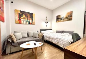 Elegant & Stylish 2nd Floor Flat - 3 from Metro