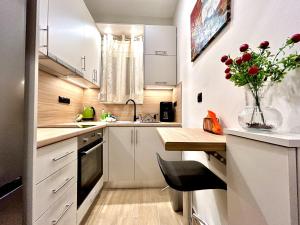 Elegant & Stylish 2nd Floor Flat - 3 from Metro
