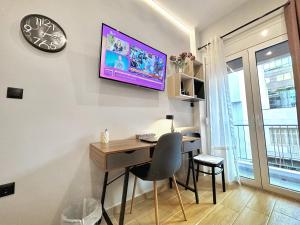 Elegant & Stylish 2nd Floor Flat - 3 from Metro