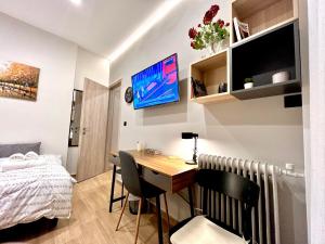 Elegant & Stylish 2nd Floor Flat - 3 from Metro