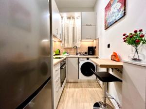 Elegant & Stylish 2nd Floor Flat - 3 from Metro