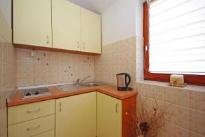 Apartment in Zaton (Zadar) with sea view, loggia, air conditioning, Wi-Fi (4810-4)